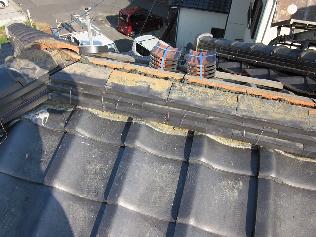 長久手市で「台風後の屋根の様子が気になる」棟瓦の積み直し工事を実施、熨斗瓦を撤去していくまで